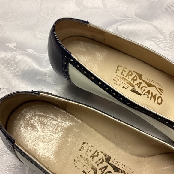 Salvatore Ferragamo Dress Shoes5/1/2 B navy n white chunk 2 in kitten heel - Picture 3 of 10